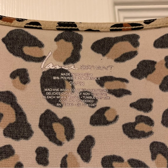 ❌SOLD❌ Lane Bryant (Size 26/28 or 4X) Animal Print Blouse with Zipper Details - Picture 3 of 6